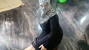 诱人的印度熟女hijabi想要新的情人