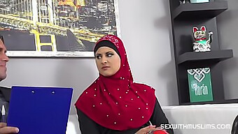 A Buceta Apertada De Um Hijaber Árabe Recebe A Atenção De Um Advogado