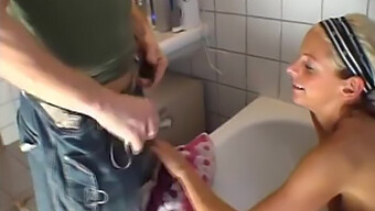 Rubia Amateur Se Deja Follar En El Baño En Este Vídeo Casero