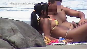 Pertemuan Intim Pasangan Brunette Muda Di Pantai Yang Dirakam Oleh Seorang Voyeur