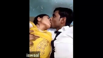 Busty Indisk Bhabi Har Gruppsex I Bilen