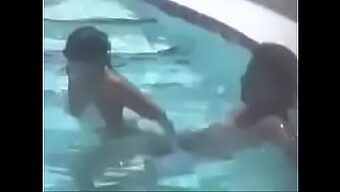 Mouillée Et Sauvage: Couple Espionne En Bikini