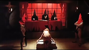 Bondage Vintage Sur Le Thème Satanique Avec Une Victime Blonde