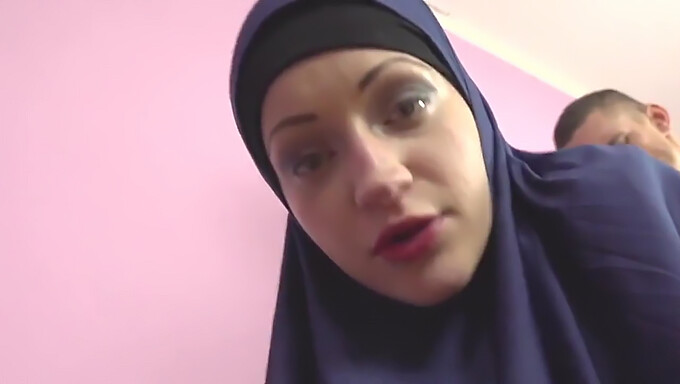 Femme Arabe Surprise En Train De Se Livrer À Du Contenu Pornographique