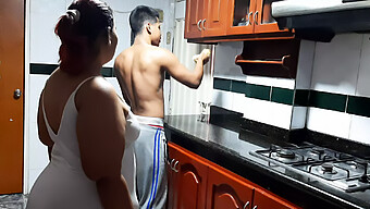 Pareja Amateur Se Pone Traviesa En La Cocina Con Un Vecino Cachondo