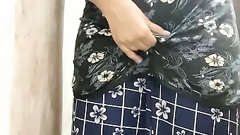 印度女同(18+)用手指和操她紧绷的身体